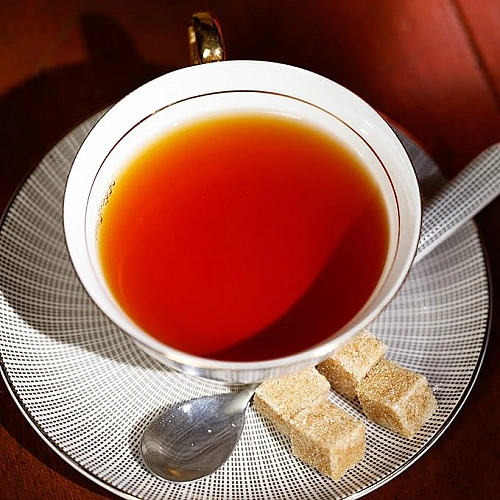 תה עלים שחור תבליני קינמון חם בפחית 112 גרם - מבית Harney & Sons