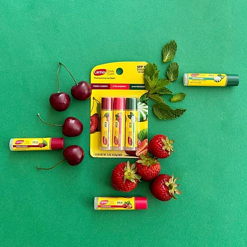 קרמקס מארז שפתוני לחות יומיים לשפתיים עם הגנה SPF 15 מגוון טעמים 3 יח 4.25 גרם כל אחד - Carmex