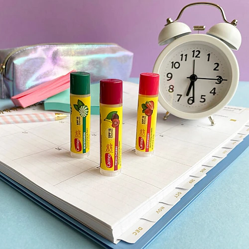 קרמקס שפתון לחות יומי לשפתיים עם הגנה SPF 15 בטעם דובדבן 4.25 גרם - Carmex